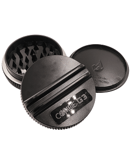 Černá třídílná magnetická drtička G3 s průměrem 50mm vyrobená z pevného polykarbonátu, využívající unikátní magnetickou smyčku umístěnou na vnějším okraji a s úložným prostorem ve spodní části.